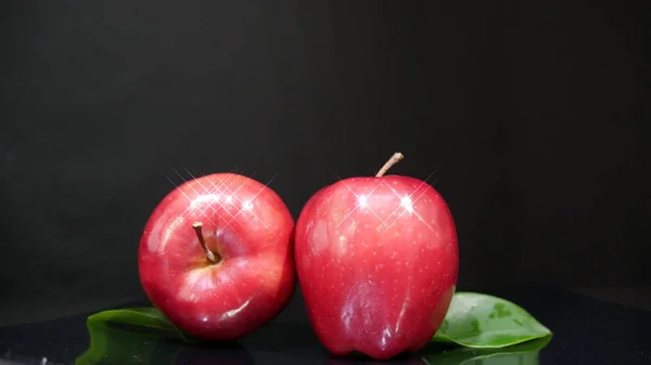 Moget Äpple Frukt Med Blad Svart Bakgrund Frukt Bildsamling — Stockfoto