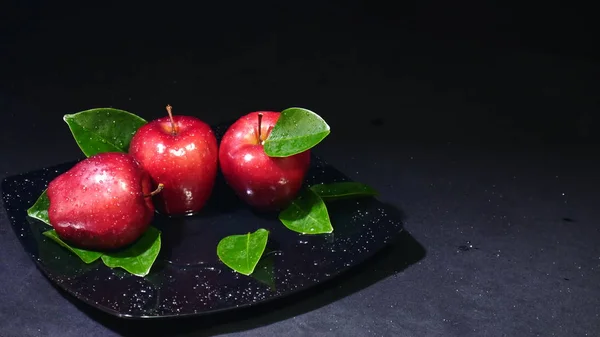 Maçã Madura Com Folha Placa Preta Coleção Imagens Fruta — Fotografia de Stock