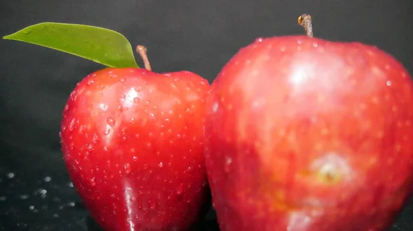 Świeżych Słodkich Jabłek Pary Liści Kolekcja Owocowa Photoshoot — Zdjęcie stockowe