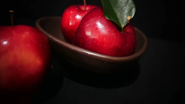 Maçã Vermelha Com Folha Caule Tigela Coleção Frutos Imagem — Fotografia de Stock