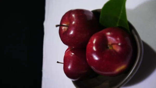 Pomme Rouge Avec Feuille Tige Sur Bol Image Collection Fruits — Photo