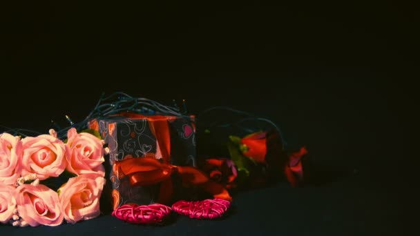 情人节收集的礼品盒和粉红色玫瑰 — 图库视频影像