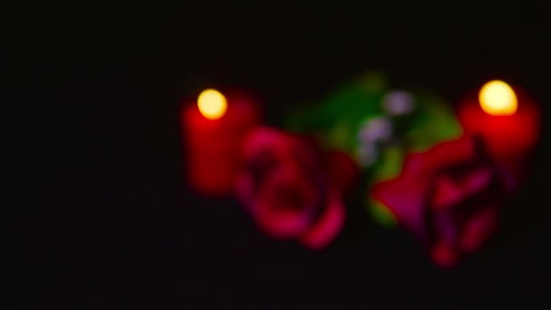 Kırmızı Güller Sevgililer Günü Koleksiyonu Tebrik Görüntüleri Için Yanan Mum — Stok video