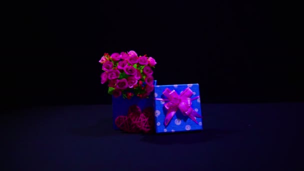 Μπουκέτο Λουλουδιών Και Δώρων Κουτιά Για Χαιρετισμό Του Αγίου Βαλεντίνου — Αρχείο Βίντεο