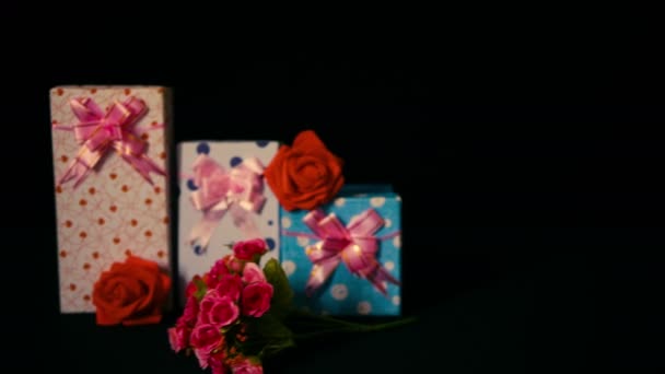 Filmagem Saudação Valentine Caixas Presente Com Flor Rosa Coleção — Vídeo de Stock