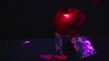 Ballon ve gül yaprakları görüntüleri. Sevgililer günü koleksiyonu