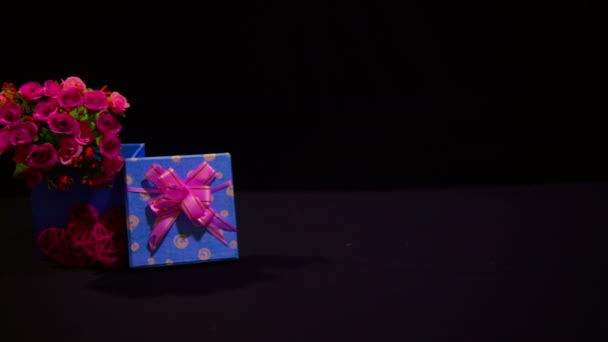 ギフト用の箱 装飾バレンタイン映像コレクションの花の花束 — ストック動画