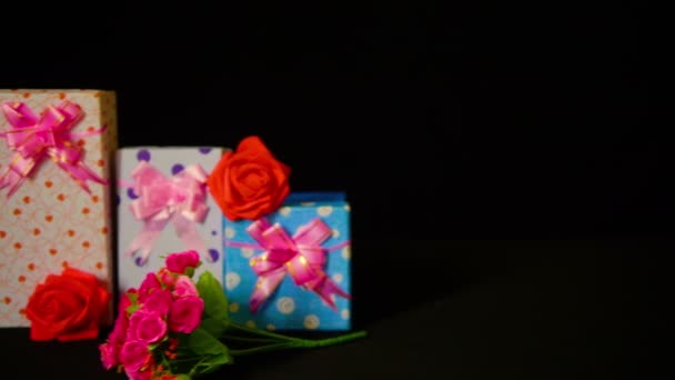 Filmación Felicitación San Valentín Cajas Regalo Con Colección Rosas Flores — Vídeo de stock