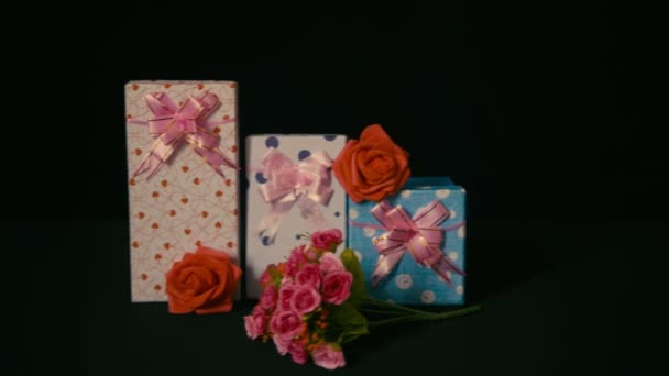 Filmación Felicitación San Valentín Cajas Regalo Con Colección Rosas Flores — Vídeos de Stock