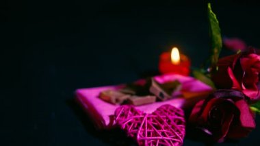 Gül, mum yakma, çikolata ve dekorasyon Sevgililer günü koleksiyonu görüntüleri