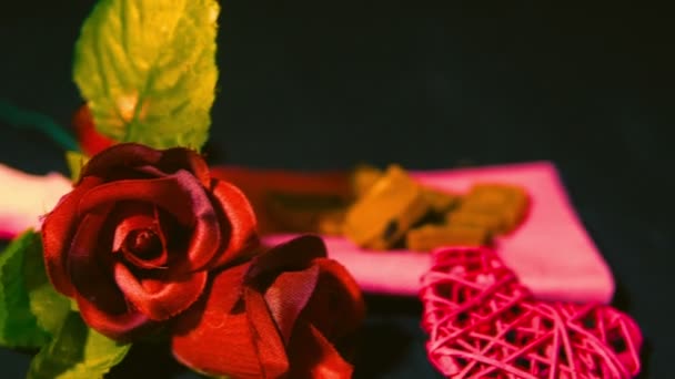 情人节快乐与玫瑰 巧克力和蜡烛燃烧的镜头收集 — 图库视频影像