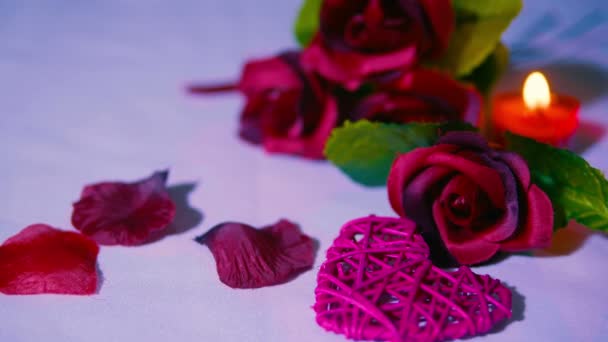 幸福的情人节与玫瑰和蜡烛燃烧在浪漫 视频收集 — 图库视频影像