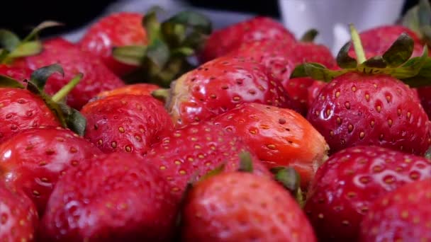 Erdbeeren Zeitlupe Mit Joghurt Übergießen Filmsammlung — Stockvideo