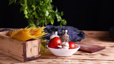 Tahta masada vejetaryen makarna malzemeleri var.