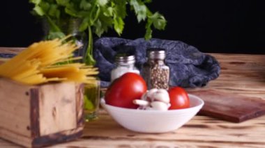 Tahta masada vejetaryen makarna malzemeleri var.