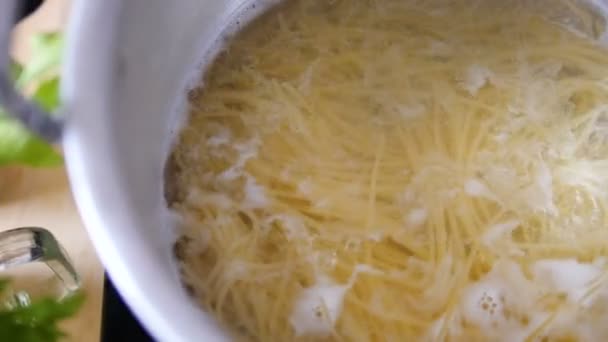 Spaghetti i pannkokning i kokande vatten — Stockvideo