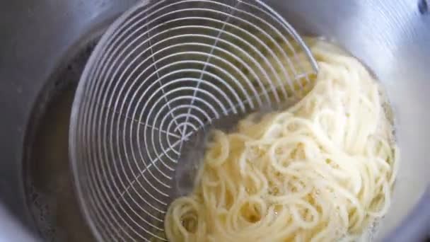 Spaghetti in padella in acqua bollente — Video Stock