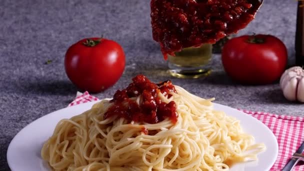 Еда спагетти с томатным соусом — стоковое видео