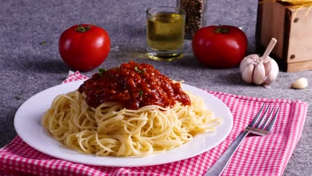 Spaghetti eten met tomatensaus — Stockvideo