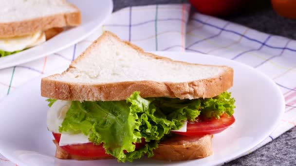 Sandwich op witte plaat in de tabel — Stockvideo