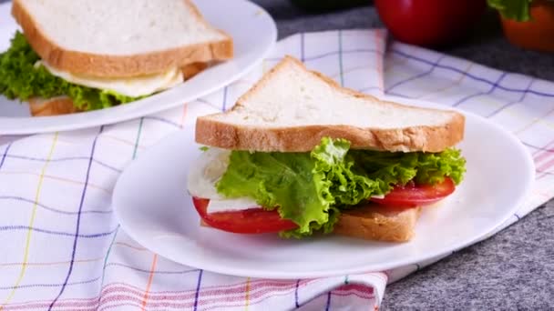 Sandwich op witte plaat in de tabel — Stockvideo