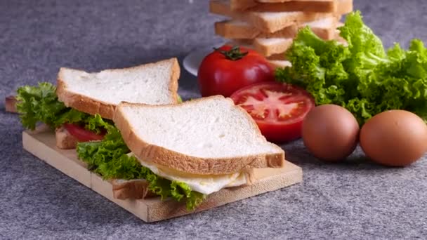 Hausgemachtes Frühstück mit Sandwich — Stockvideo