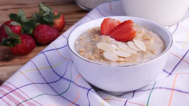 Porridge di farina d'avena con banana, fragola e avocado. Colazione vegana sana — Video Stock