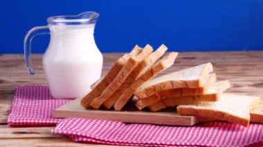 Ekmeği sütle yemek - kahvaltı. Görüntü