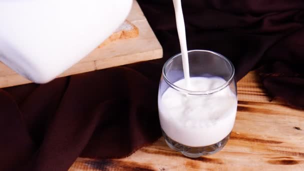 Ekmekle Şeffaf Bir Bardağa Süt Dökmek Görüntü — Stok video