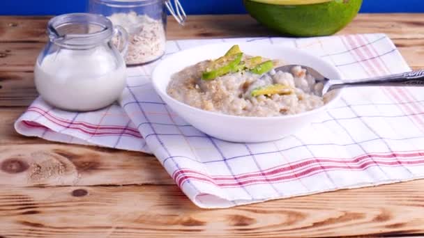 Mangiare Cibo Sano Colazione Porridge Farina Avena Con Avocado Latte — Video Stock