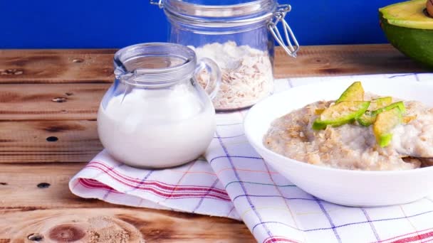 Manger Des Aliments Sains Petit Déjeuner Porridge Avoine Avec Avocat — Video