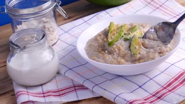 Manger Des Aliments Sains Petit Déjeuner Porridge Avoine Avec Avocat — Video