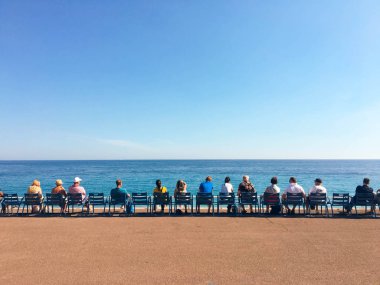 iskelede oturma insanlar denize yakın: