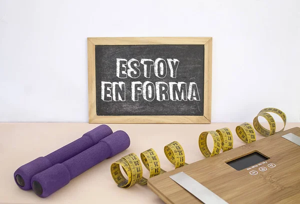 Pizarra con mensaje Estoy en Forma, pesas, cinta metrica y bascula