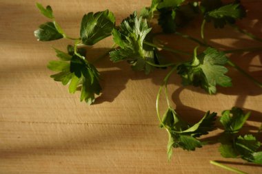 Parsleyler gün batımında doğranmayı bekliyor