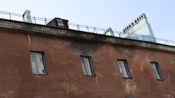 Tetto Finestre Della Vecchia Casa Pietra Rossa — Video Stock