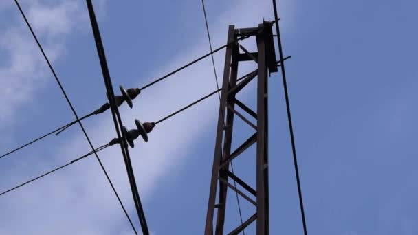 蓝天下城市的柱子 铁和电线 — 图库视频影像
