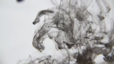 Siyah mürekkep suda. Renkli siyah boya yumuşak su altında dönen suya karıştırma yukarıda bırakır. Ağır çekim. 