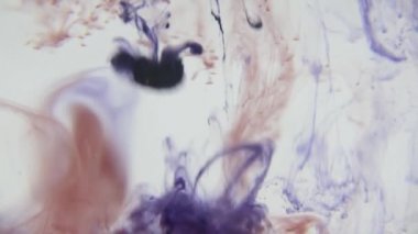 Mavi ve kırmızı mürekkeple su. Renkli mavi ve kırmızı boya yumuşak su altında dönen suya karıştırma yukarıda bırakır. Ağır çekim. 