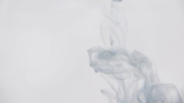 Mavi ve yeşil mürekkep su. Renkli mavi ve yeşil boya yumuşak su altında dönen suya karıştırma yukarıda bırakır. Ağır çekim. 