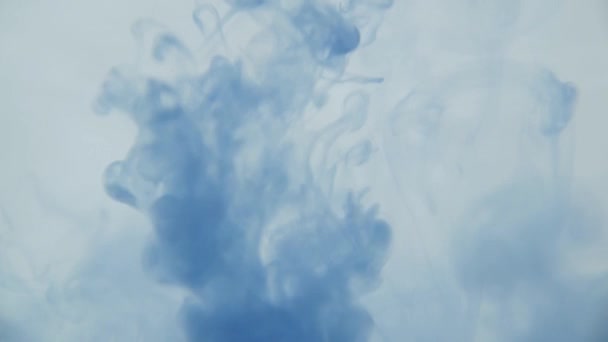 蓝色墨水在水中 五颜六色的蓝色颜料从上面的混合水中滴下 轻轻地在水下盘旋 慢动作 — 图库视频影像