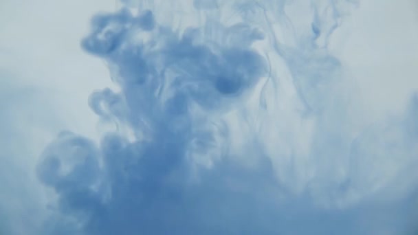 蓝色墨水在水中 五颜六色的蓝色颜料从上面的混合水中滴下 轻轻地在水下盘旋 慢动作 — 图库视频影像