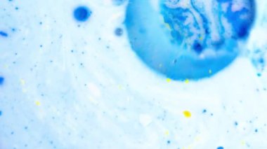 Makro sarı, mavi, beyaz renklerde