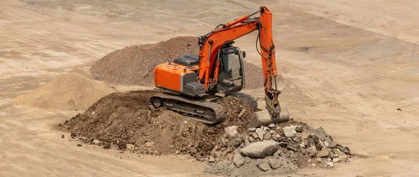 Vieja Excavadora Naranja Estacionada Sobre Montón Tierra Lista Para Cavar — Foto de Stock