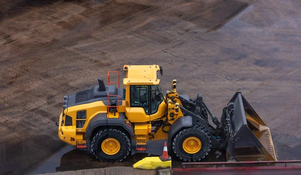 Buldózer Amarillo Pesado Estacionado Superficie Hormigón Húmedo Sitio Industrial —  Fotos de Stock