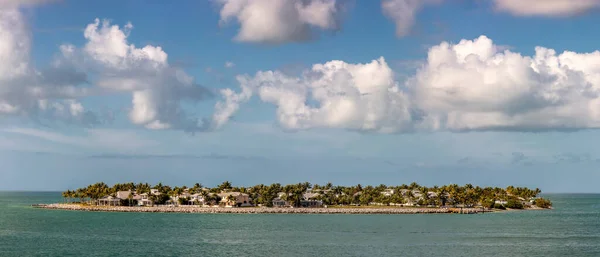 Hermoso Panorama Una Isla Tropical Con Casas Palmeras Ella Cielo —  Fotos de Stock