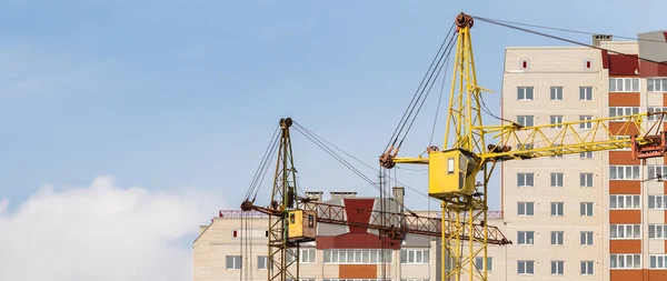 Site Construction Immeubles Appartements Inachevés Grues Industrielles Énormes Milieu Fond — Photo