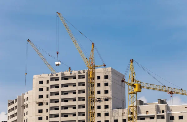 Immeubles Appartements Inachevés Travailleurs Construction Pose Briques Sur Dessus Grues — Photo