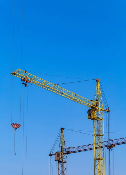 Deux Grues Avec Fond Bleu Ciel Clair Site Construction Ancien — Photo