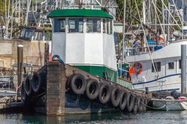 Sitka, Alaska, ABD 'deki bir marinaya yanaşmış bir römorkör görüntüsü.